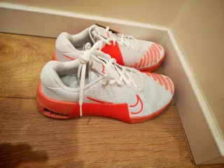 Nike Metcon 9 Naranja/Blanco