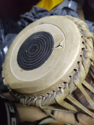 Sitar indio y set de tablas