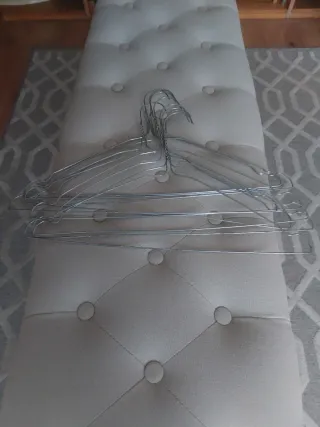 Perchas de aluminio plateadas (pack).Son 9.