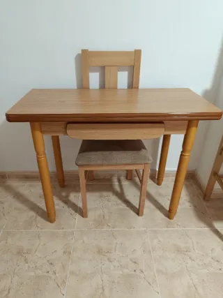 Mesa de salón de madera con cajón