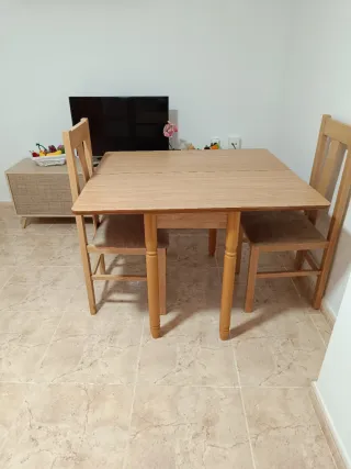 Mesa de salón de madera con cajón