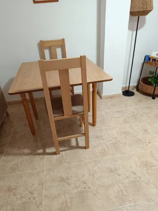 Mesa de salón de madera con cajón