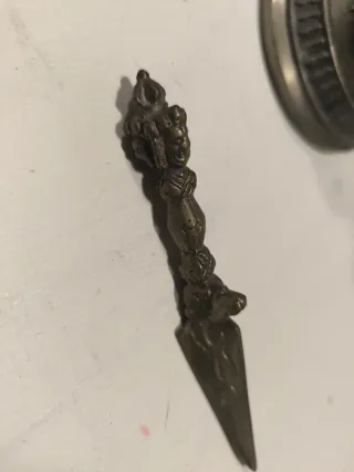 Campana tibetana, dorje, cuchillo y rodillo