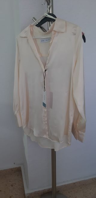 Camisa o blusa satinada. Nueva sin estrenar y con
