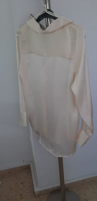 Camisa o blusa satinada. Nueva sin estrenar y con