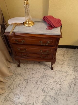 Tocador y mesitas de noche de madera