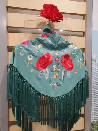 Mantón bordado flores rojo y verde