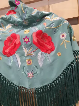 Mantón bordado flores rojo y verde