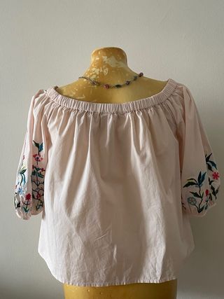 Blusa NAF NAF bordada talla 38