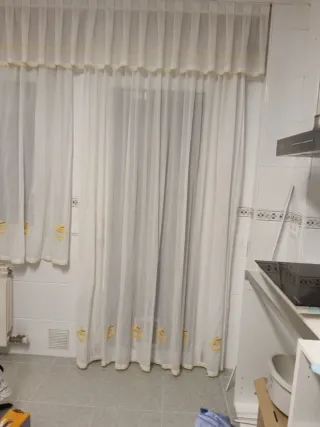 Cortina cocina blanca y amarilla. Rieles incluidos
