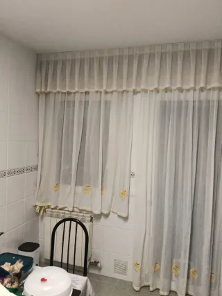 Cortina cocina blanca y amarilla. Rieles incluidos