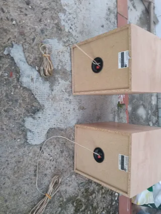 Altavoces Beige y Plata