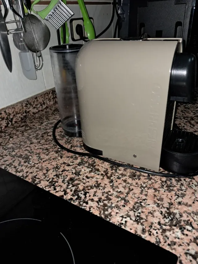 Cafetera Nespresso Beige