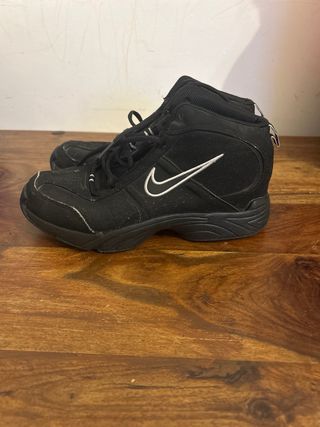 Scarpe Nike nere alte