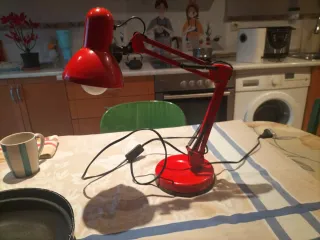 Lámpara de mesa roja estudio