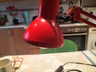 Lámpara de mesa roja estudio