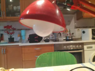 Lámpara de mesa roja estudio