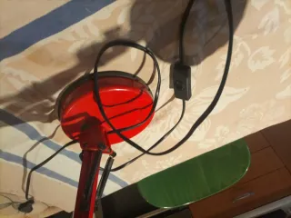 Lámpara de mesa roja estudio