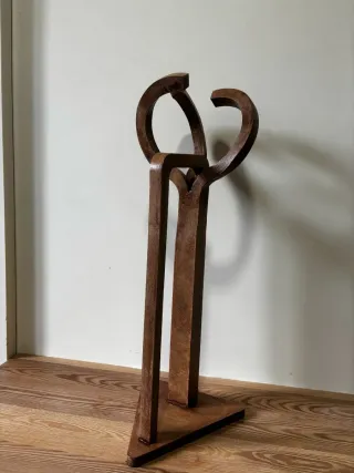 Escultura estilo Chillida