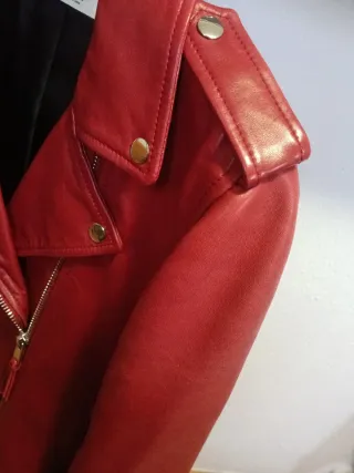 Cazadora motera piel NAF NAF roja Talla 44.
