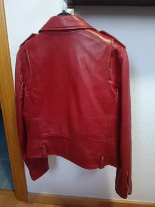 Cazadora motera piel NAF NAF roja Talla 44.