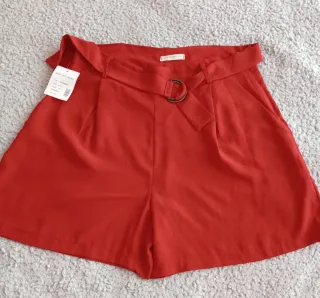 Shorts rojos talle alto con cinturón