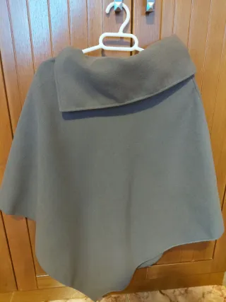 Capa marrón con botones