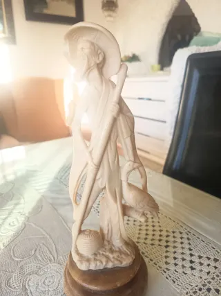 Figura decorativa de estilo oriental.