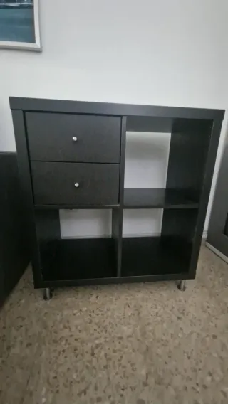 Cómoda negra con cajones y estantes