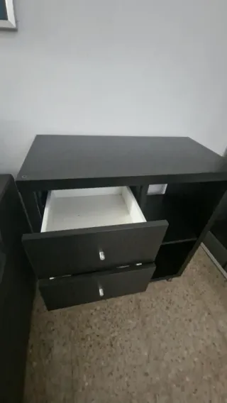 Cómoda negra con cajones y estantes