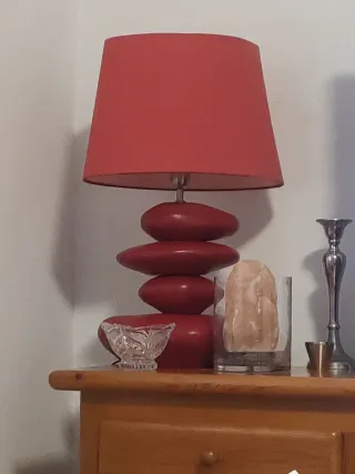 Lámpara de mesa roja