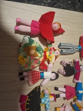Bambole di stoffa collezionabili fatte a mano