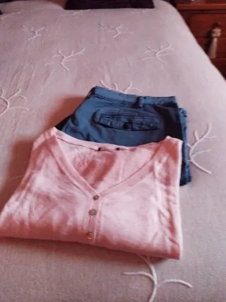 Pantalones chinos verano y suéter fino