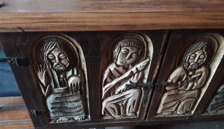 Aparador antiguo de madera tallada