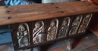 Aparador antiguo de madera tallada