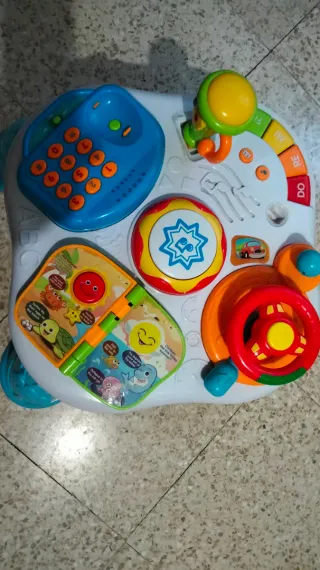 Mesa de actividades para bebés