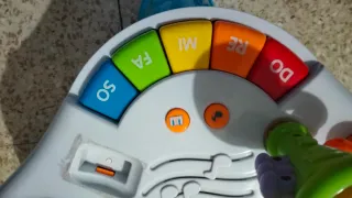 Mesa de actividades para bebés