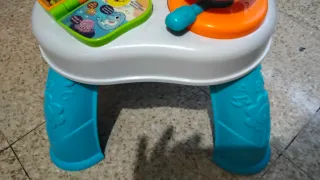 Mesa de actividades para bebés