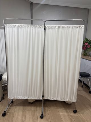 2 Biombo separador de clínica