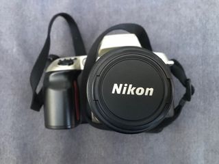 Cámara Nikon F60 con objetivo AF Nikkor 35-80mm