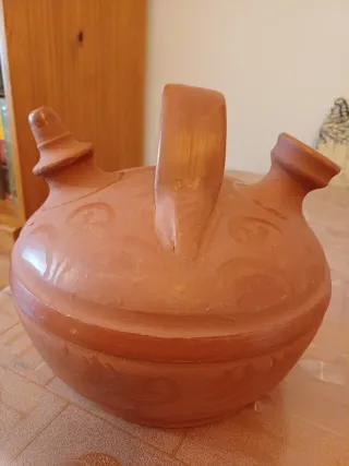 Botijo de barro artesanal