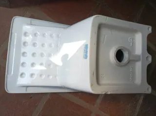 Pila de lavar blanca con relieve