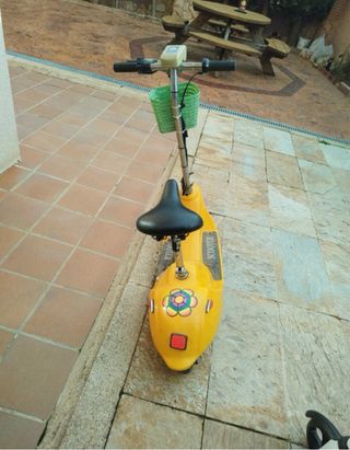 Patín eléctrico amarillo con asiento