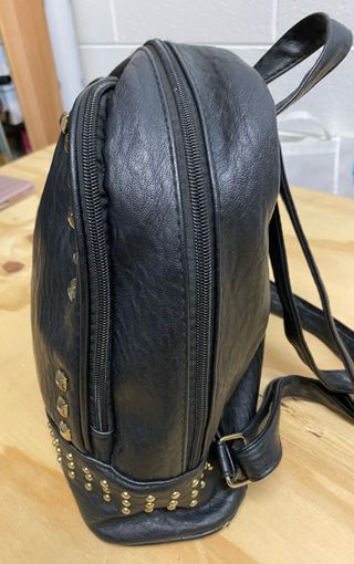 Zaino ecopelle nero borchie oro