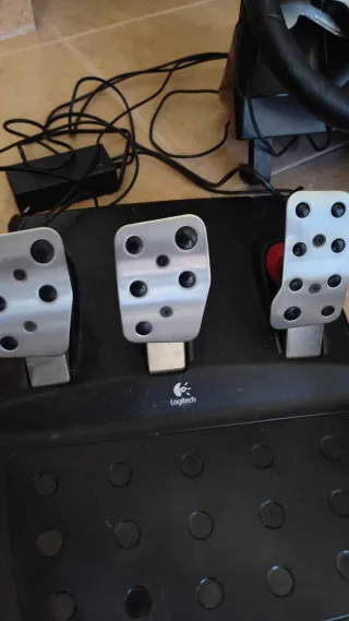 Volante Logitech G27 con cambio y pedales