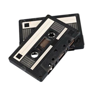 Casetes de música negros y blancos