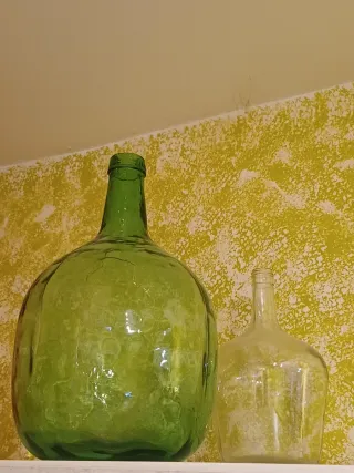 Damajuanas. Garrafas de cristal verdes y transpare