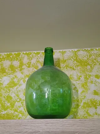 Damajuanas. Garrafas de cristal verdes y transpare