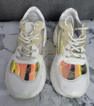 Zapatillas Zara blancas y multicolor