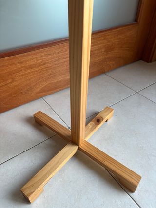 Perchero de pie de madera.